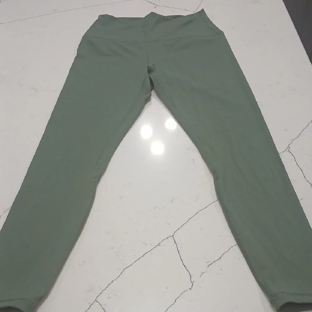 Green Activewear Set Gentle Used Sz Small - Picture 6 of 12